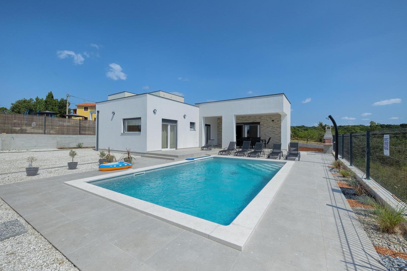Brand New Leny With Heated Pool